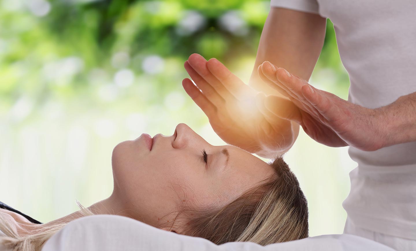 Khóa Đào Tạo Usui/Holy Fire® III Reiki 1 không chỉ giảng dạy cho bạn các kiến thức nền tảng về Reiki mà còn chia sẻ cho bạn những kiến thức cơ bản về Y Học Năng Lượng (Energy Medicine), cơ thể năng lượng của chúng ta và phương pháp lắng nghe cơ thể, tin tưởng trực giác của bản thân. Những phương pháp chữa lành, bảo vệ năng lượng hiệu quả và đơn giản khác cũng sẽ được chia sẻ để bạn áp dụng cho bản thân và gia đình mình ngay trong cuộc sống hàng ngày.