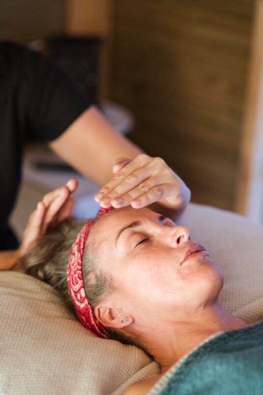 8 Điều Cần Biết Về Phương Pháp Reiki - Hành Trình Tìm Về Sự Bình Yên Nội Tâm. pexels anete lusina 5240733